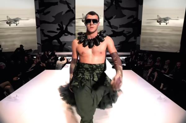 Mado<em></em>nna finally releases controversial, bloody 'American Life' music video