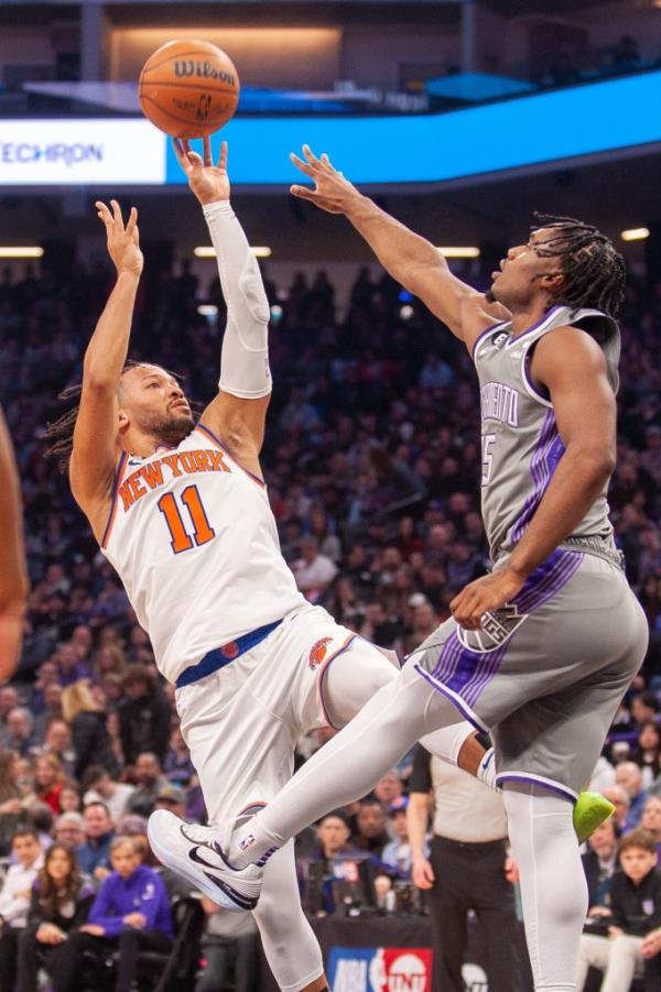 Jalen Brunson shoots during the Knicks' loss to the Kings on March 9.